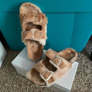 NIB NWT Mata Shoes Double Buckle Beige Faux Fur Slide Sandal Sz 6.5